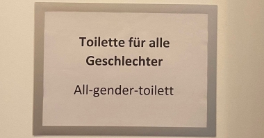 Toilette für alle Personen